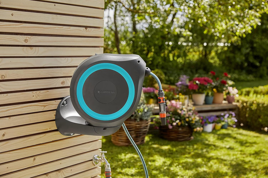 Gardena Wand-Schlauchbox RollUp M (türkis) 20m: Flexible Bewässerung für mittelgroße Gärten, schwenkbare Schlauchtrommel, mit Wandhalterung, Systemteilen und Spritze inkl. 20m Schlauch (18610-20)
