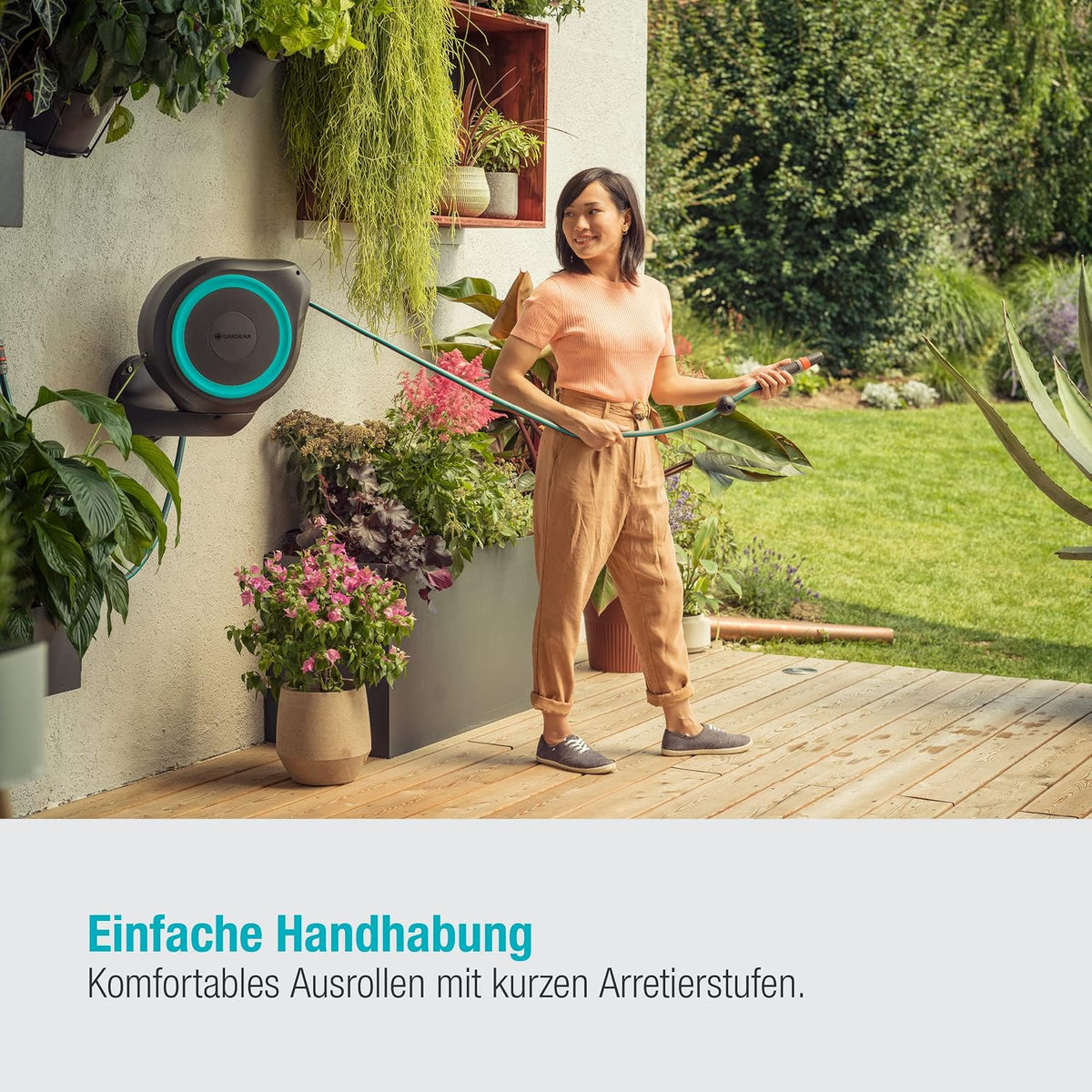 Gardena Wand-Schlauchbox RollUp S (türkis) 15 m: Flexible Bewässerung für kleine Gärten, schwenkbare Trommel, mit Wandhalterung, Systemteilen und Spritze, inkl. 15 m Gardena Schlauch (18600-20)